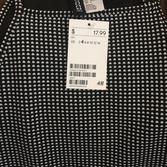 Size 4 H&M black and white pleated bottom dress - Picture 2 of 4